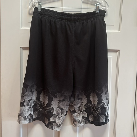 New drawstring shorts-smoke free home - Picture 2 of 2